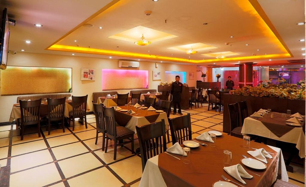 Airport La Sapphire Hotel & Restaurant Új-Delhi Kültér fotó