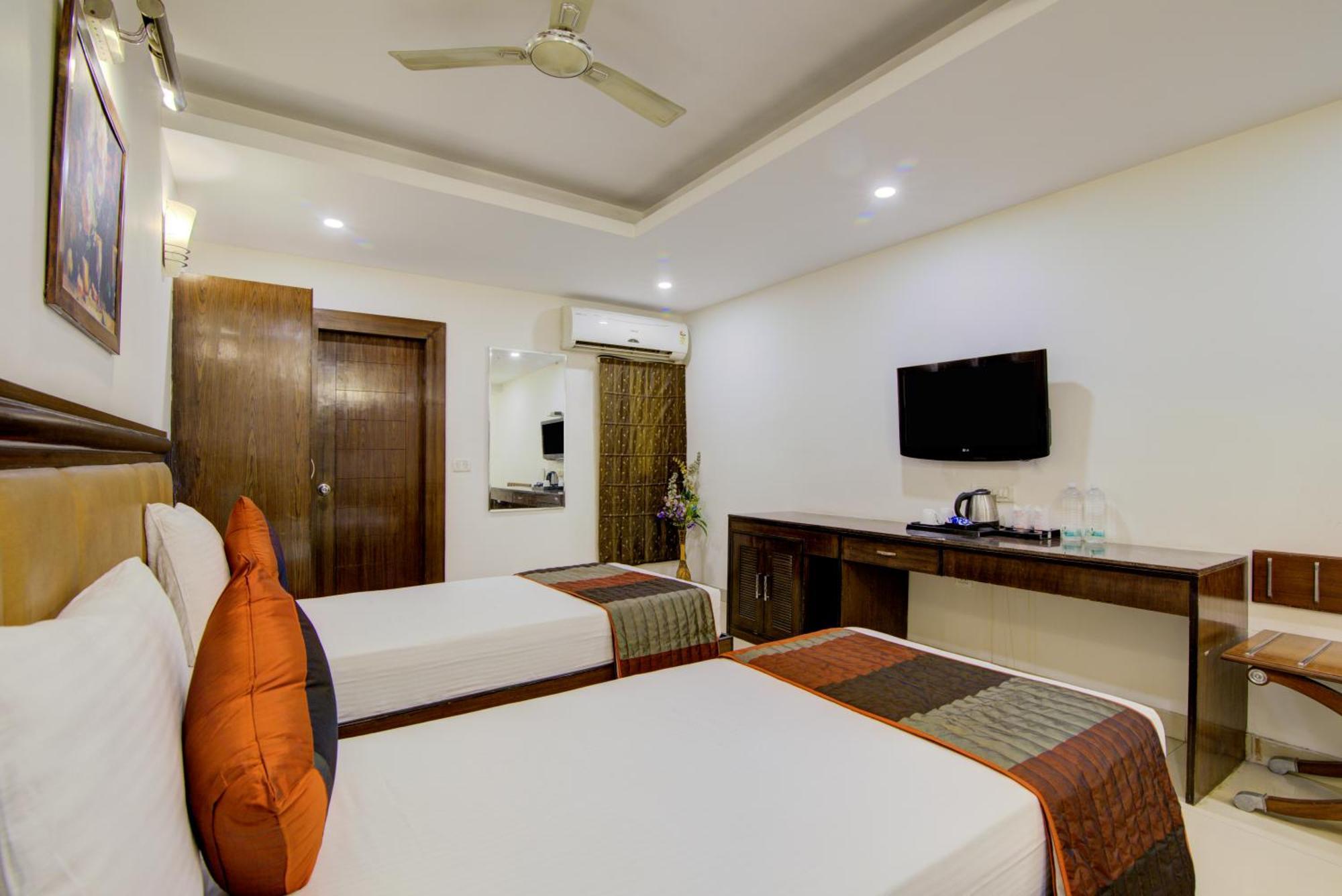 Airport La Sapphire Hotel & Restaurant Új-Delhi Kültér fotó