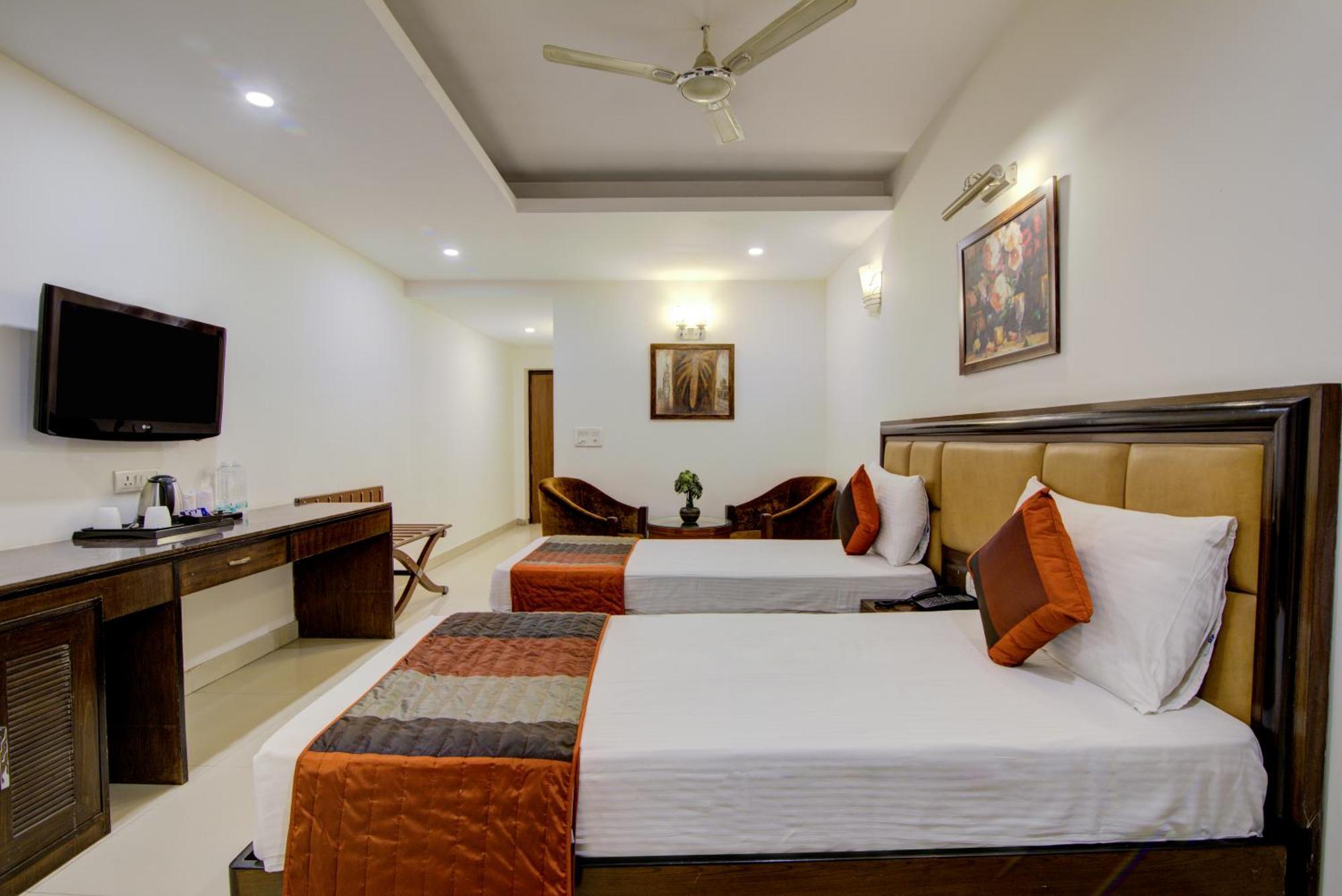 Airport La Sapphire Hotel & Restaurant Új-Delhi Kültér fotó