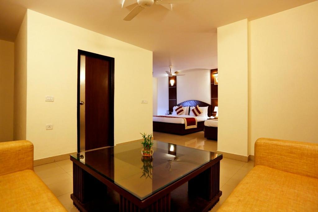 Airport La Sapphire Hotel & Restaurant Új-Delhi Kültér fotó