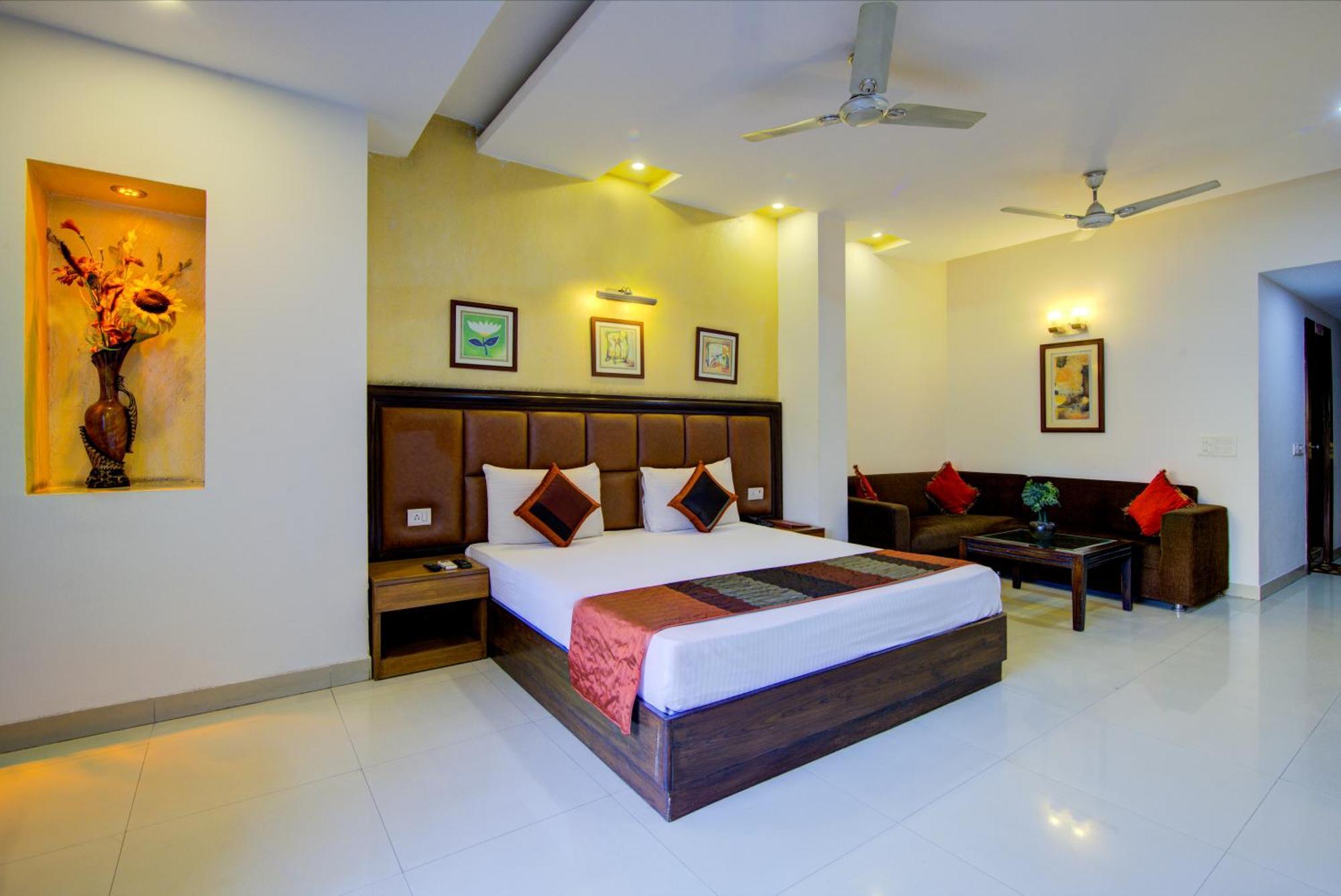 Airport La Sapphire Hotel & Restaurant Új-Delhi Kültér fotó
