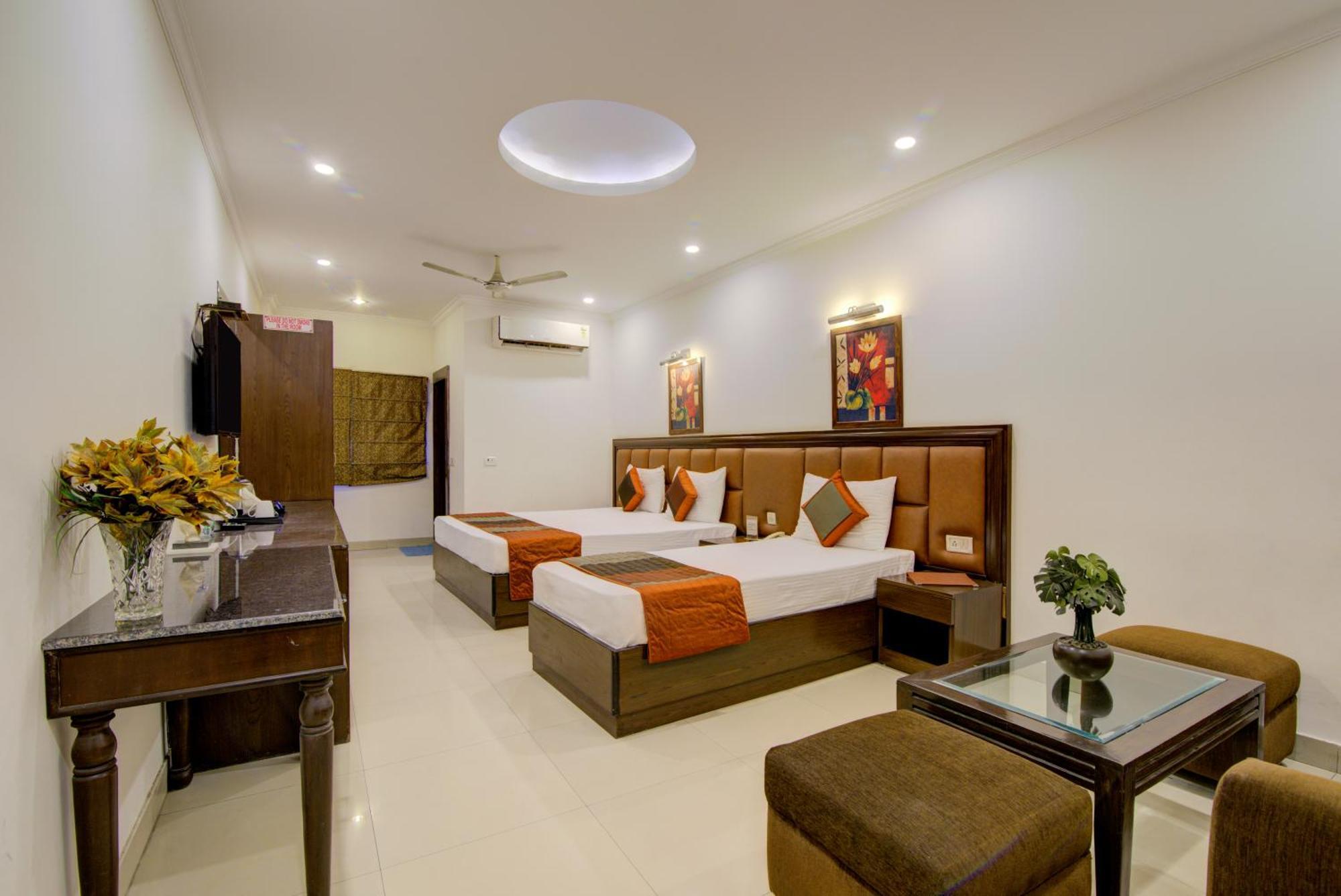 Airport La Sapphire Hotel & Restaurant Új-Delhi Kültér fotó