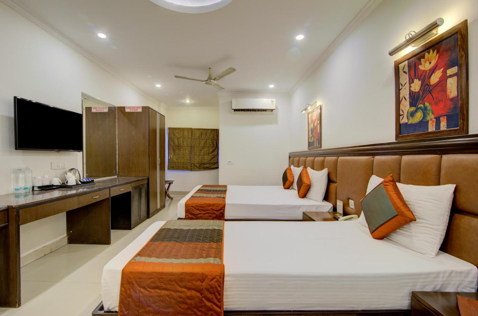 Airport La Sapphire Hotel & Restaurant Új-Delhi Kültér fotó