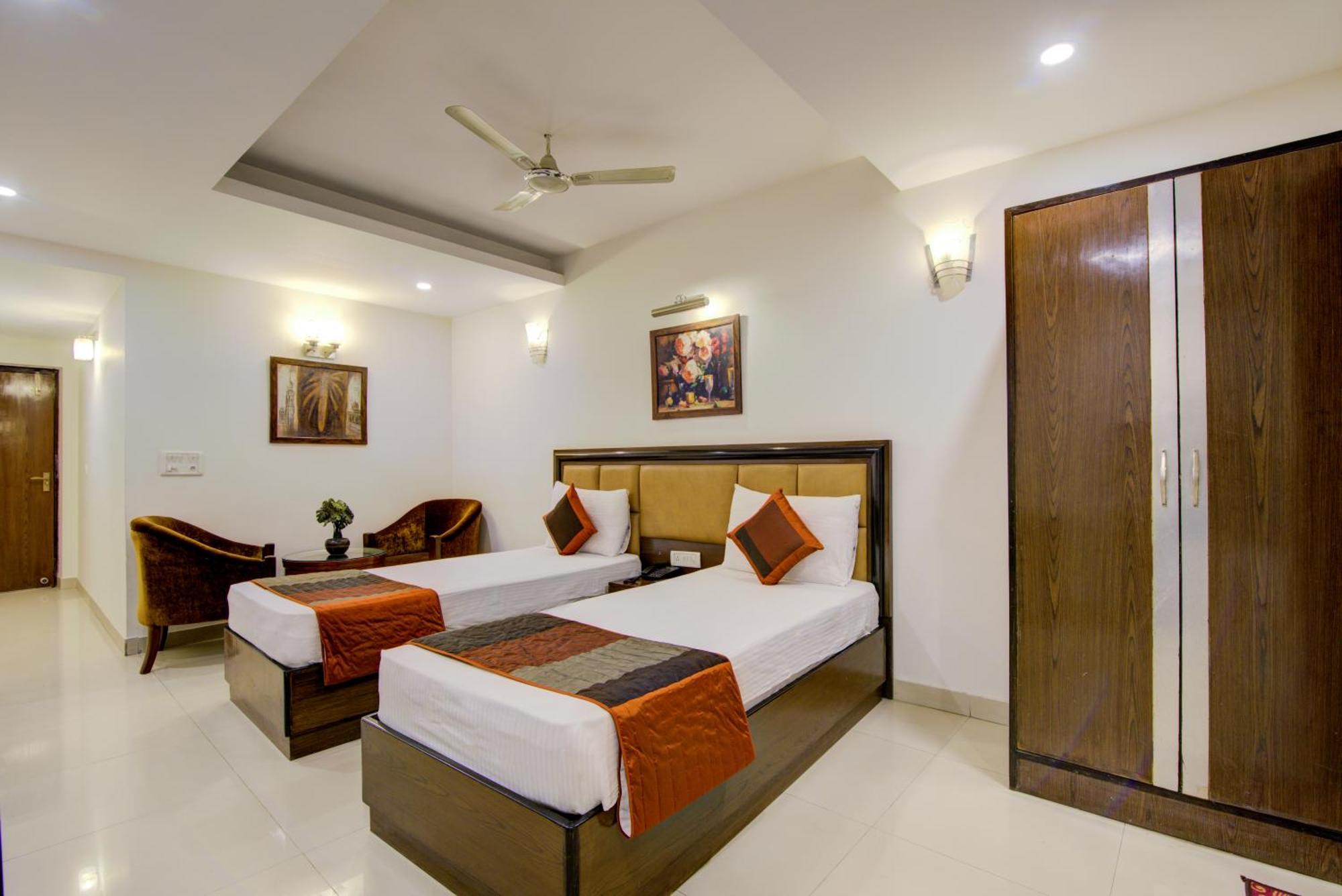 Airport La Sapphire Hotel & Restaurant Új-Delhi Kültér fotó