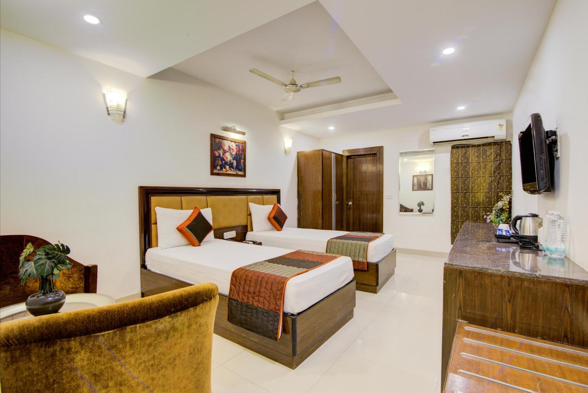 Airport La Sapphire Hotel & Restaurant Új-Delhi Kültér fotó
