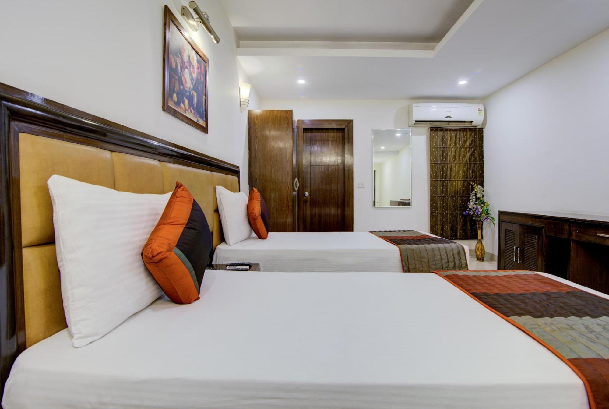 Airport La Sapphire Hotel & Restaurant Új-Delhi Kültér fotó