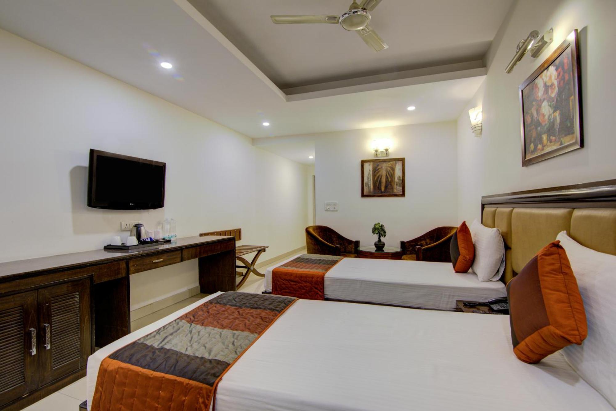 Airport La Sapphire Hotel & Restaurant Új-Delhi Kültér fotó