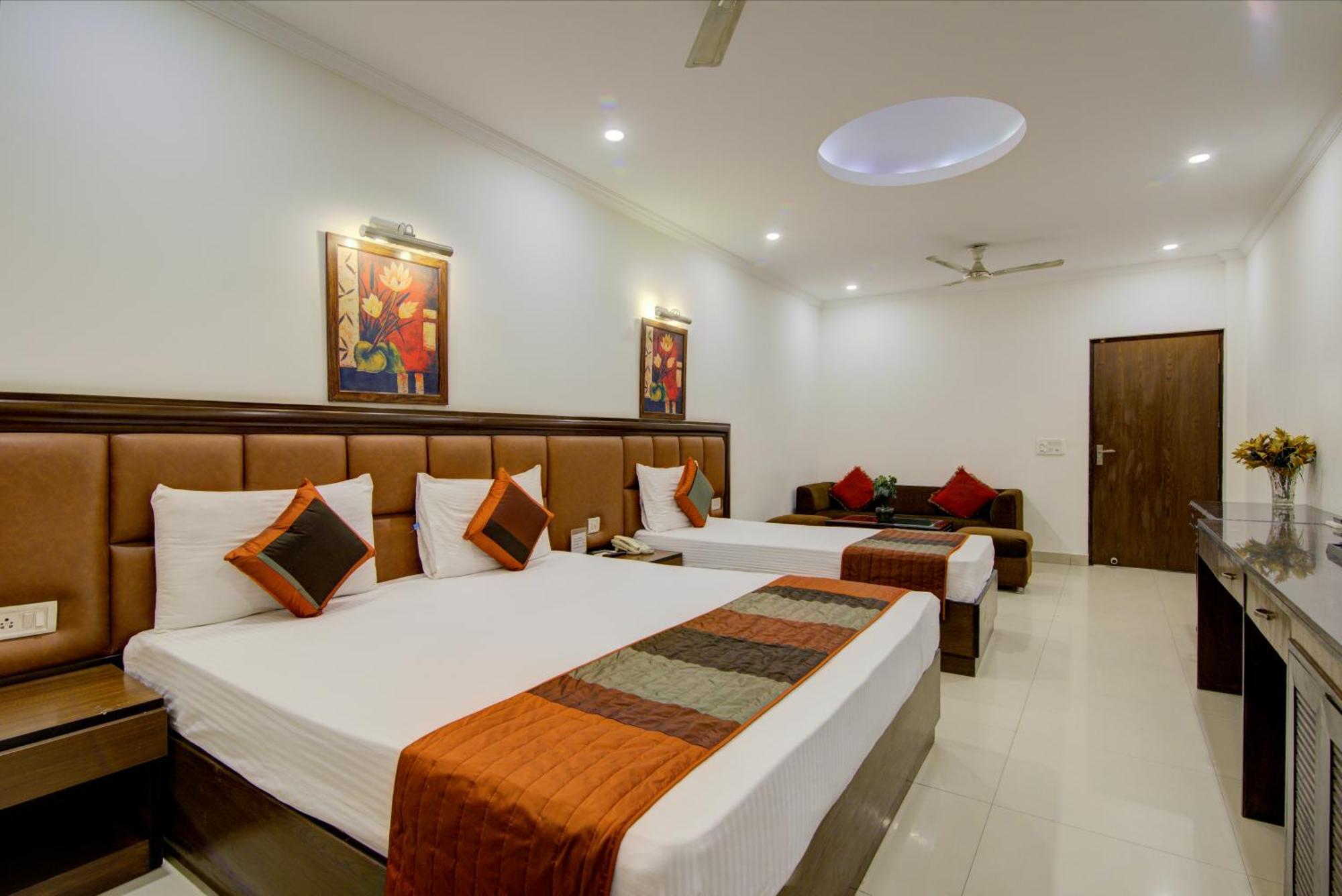 Airport La Sapphire Hotel & Restaurant Új-Delhi Kültér fotó
